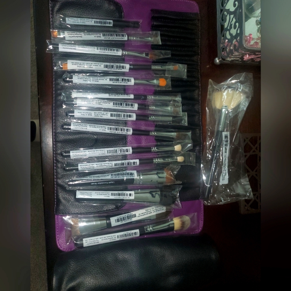 Younique makeup brushes NEW